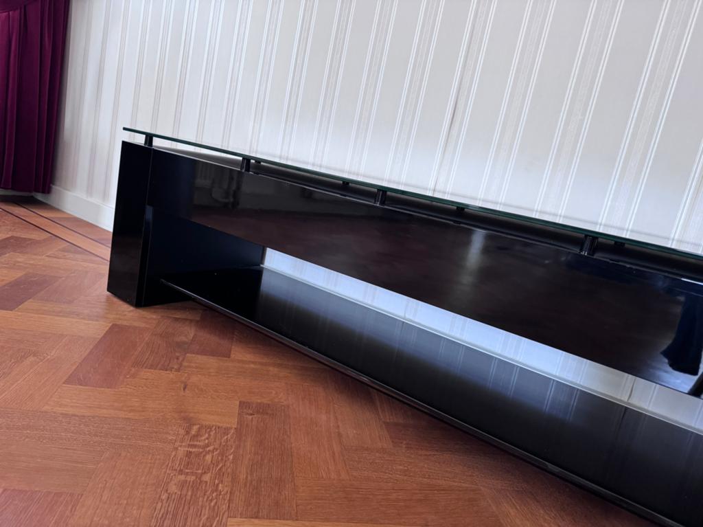 Laag zwart TV-kastje met lade, glasplaat, Ophalen, Minder dan 50 cm, Gebruikt, Minder dan 100 cm