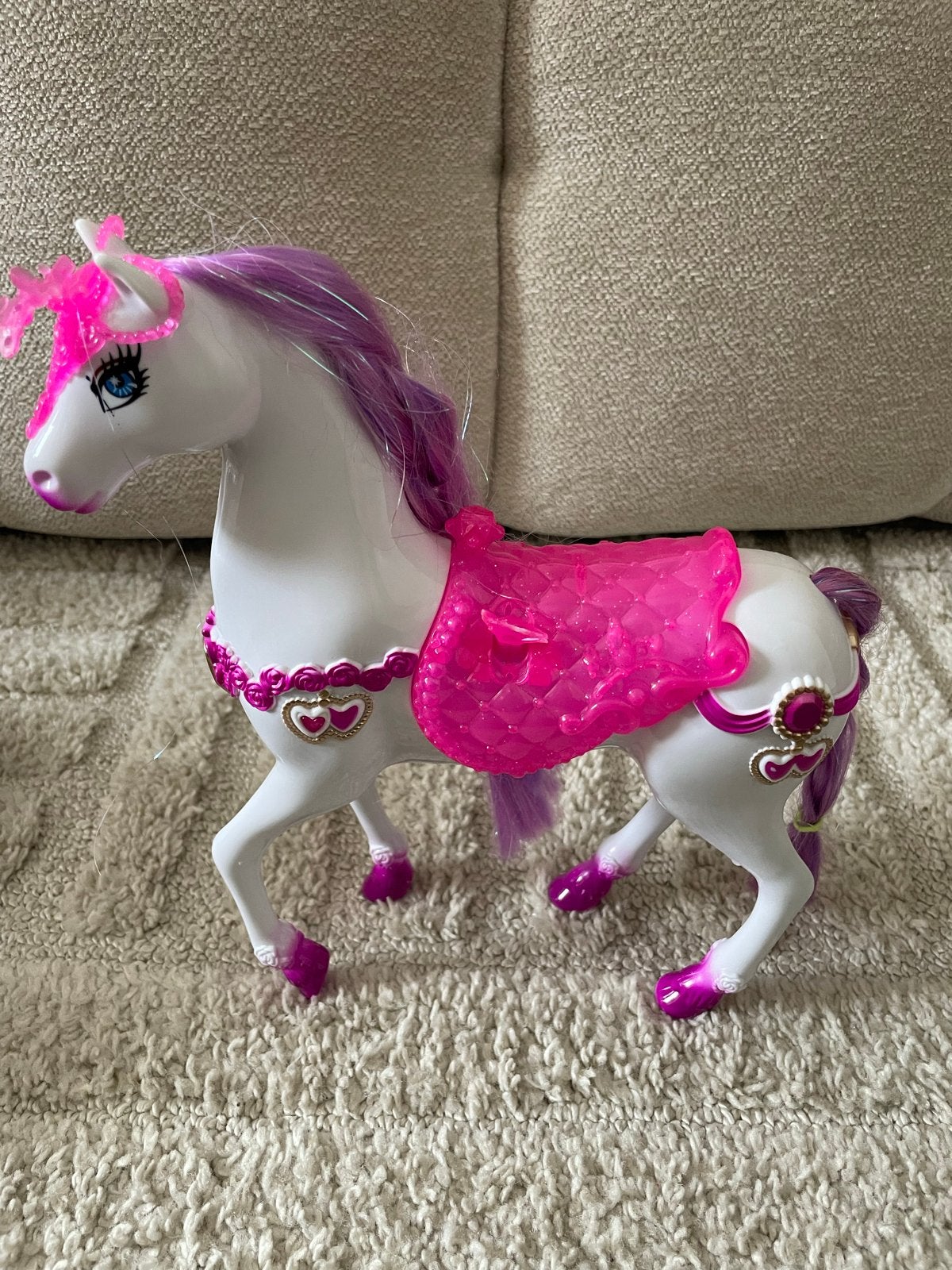 Barbie paard met zadel en roze details, Ophalen of Verzenden, Gebruikt, Meisje