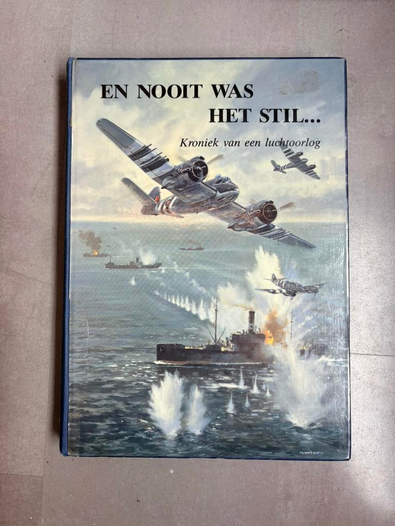 Nooit was het stil ‘kroniek van een luchtoorlog’, Boeken, Ophalen of Verzenden, Gelezen