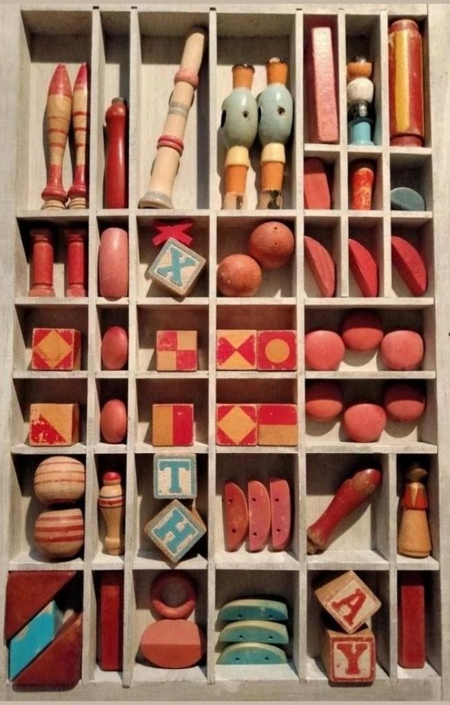 Letterbak gevuld met kleurige oude blokken., Huis en Inrichting, Woonaccessoires | Wanddecoraties, Ophalen of Verzenden