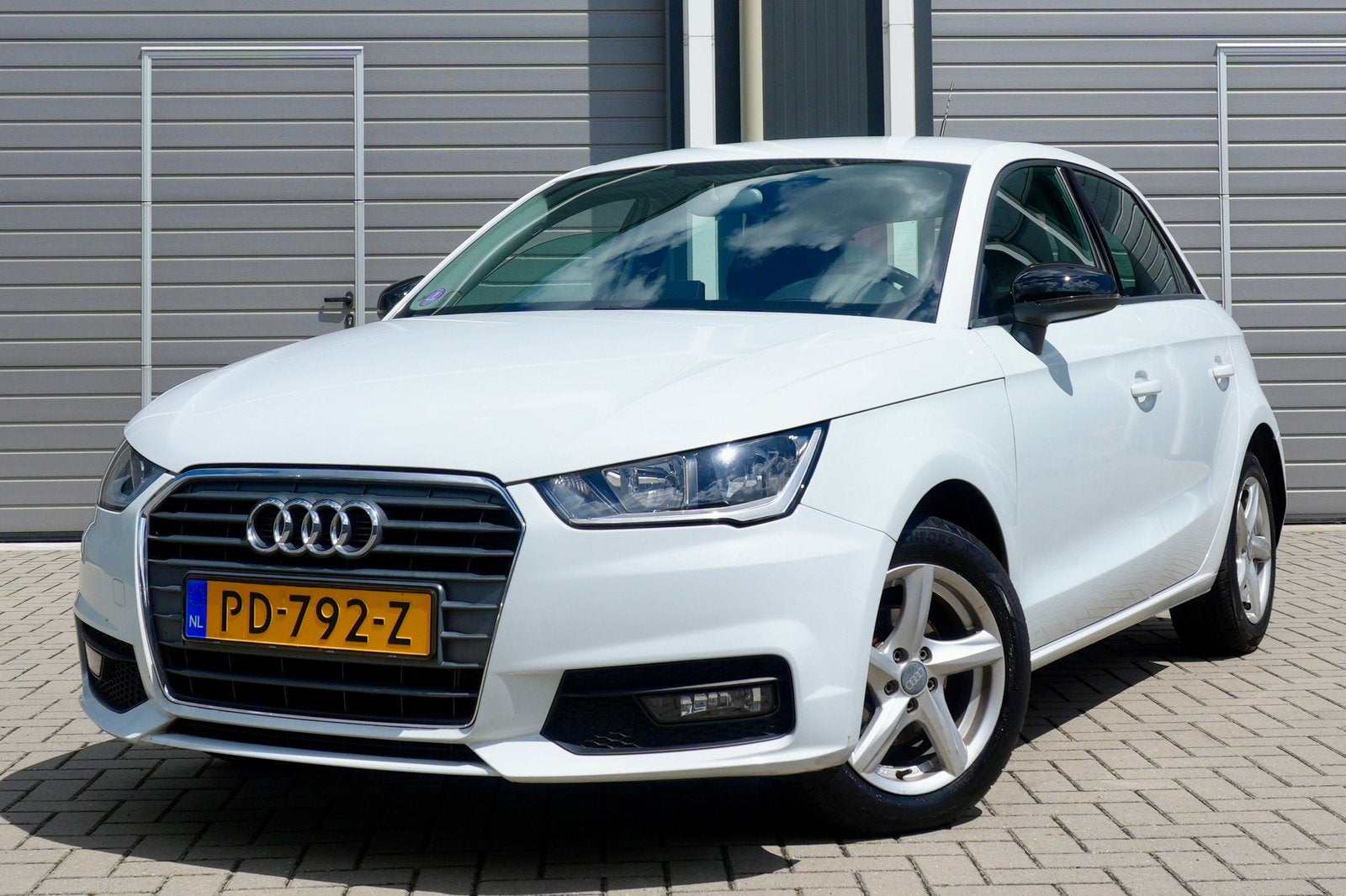 Audi A1 1.0 TFSI Sportback CRUISE AIRCO NAVI PARKEERSENS APK, Auto's, Voorwielaandrijving, Stof, Zwart, 95 pk