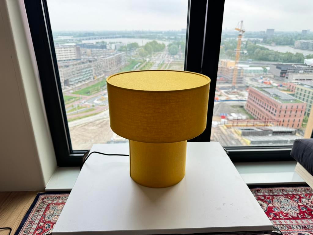 IKEA STOCKHOLM 2025 design lamp – nieuwstaat warme gele tint, Huis en Inrichting, Lampen | Tafellampen, Ophalen of Verzenden, Nieuw