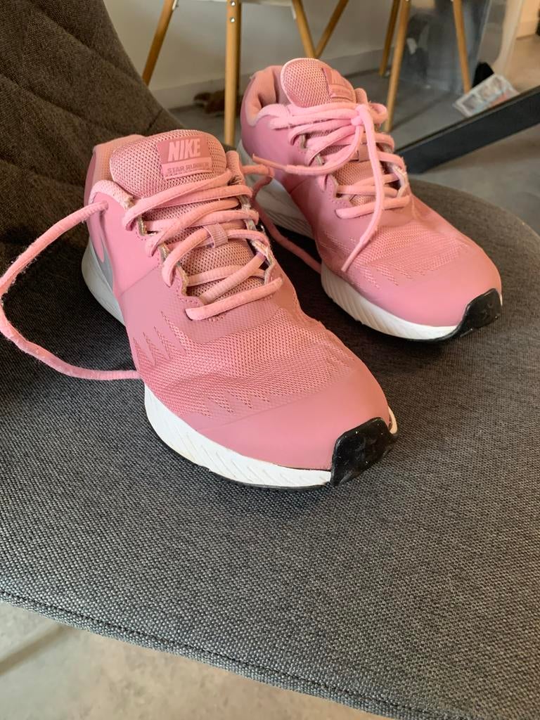 Nike hardloopschoenen roze maat 38, Kleding | Dames, Schoenen, Ophalen of Verzenden, Gedragen, Roze, Sneakers of Gympen
