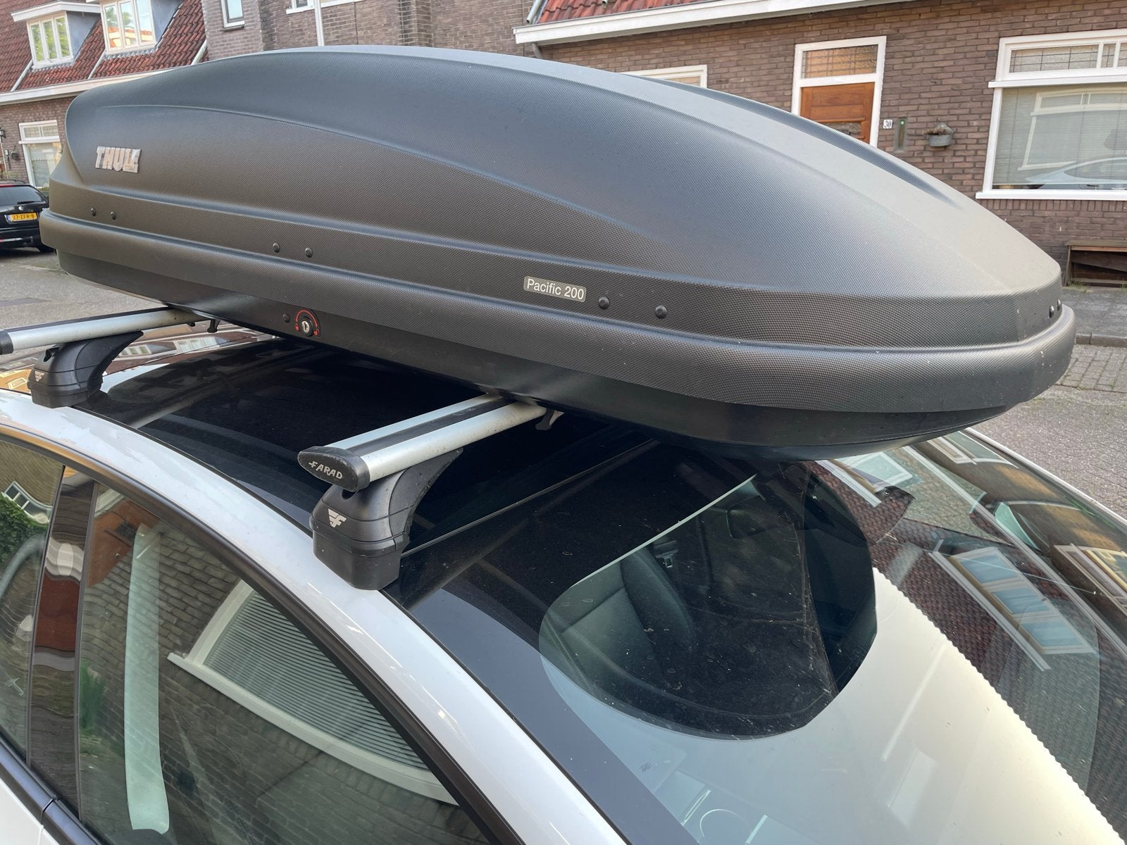 Dakkoffer Thule Pacific 200 met Tesla Model 3 dakdragers, Ophalen, Gebruikt