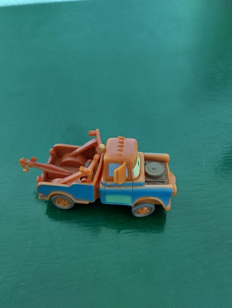 Disney autootje, kunststof, Pixar, Bully, handpainted,6,5 cm, Verzamelen, Disney, Ophalen of Verzenden, Overige figuren, Gebruikt