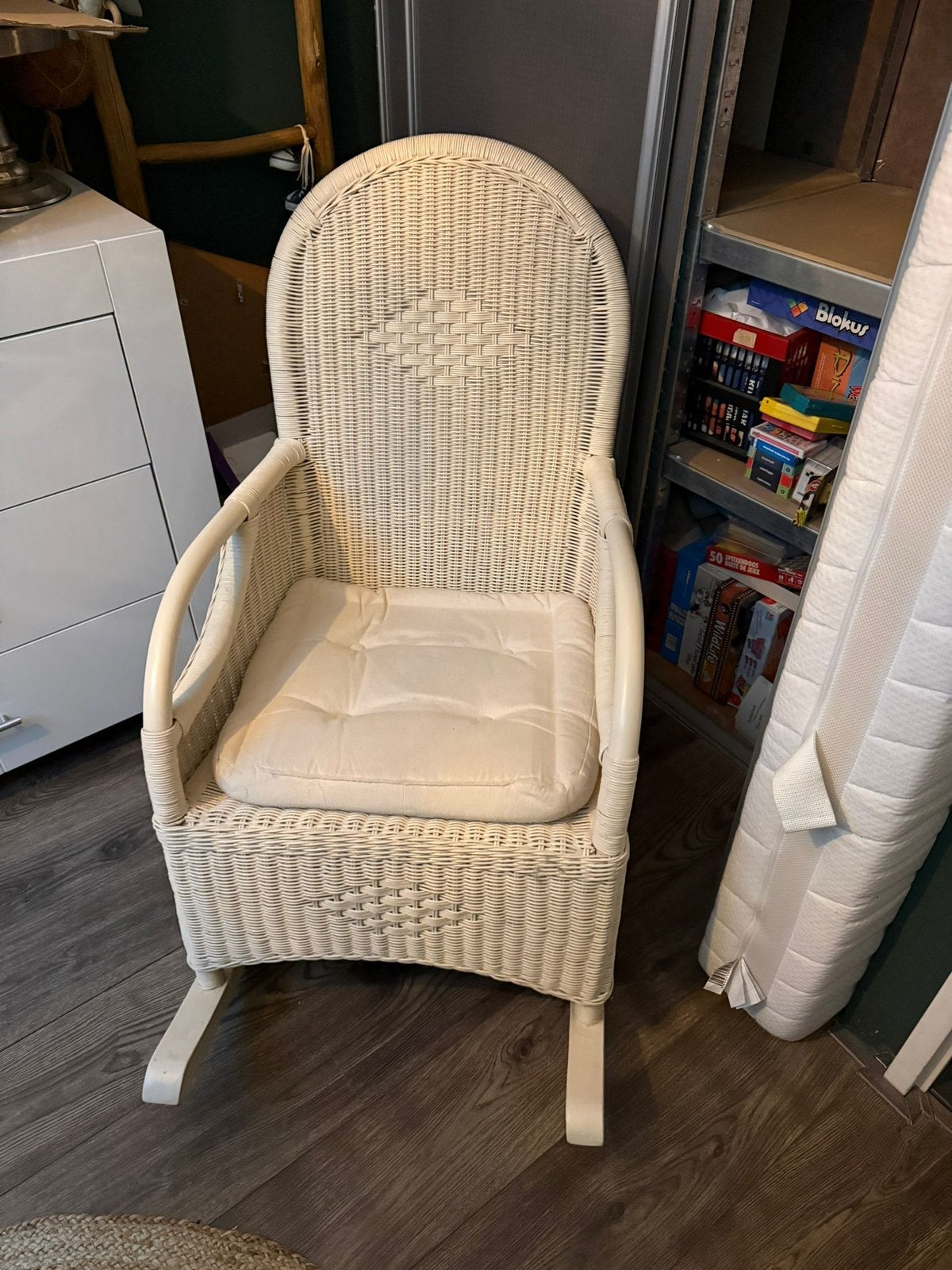 Schommelstoel, wit, Huis en Inrichting, Stoelen, Ophalen, Wit, Riet of Rotan, Zo goed als nieuw