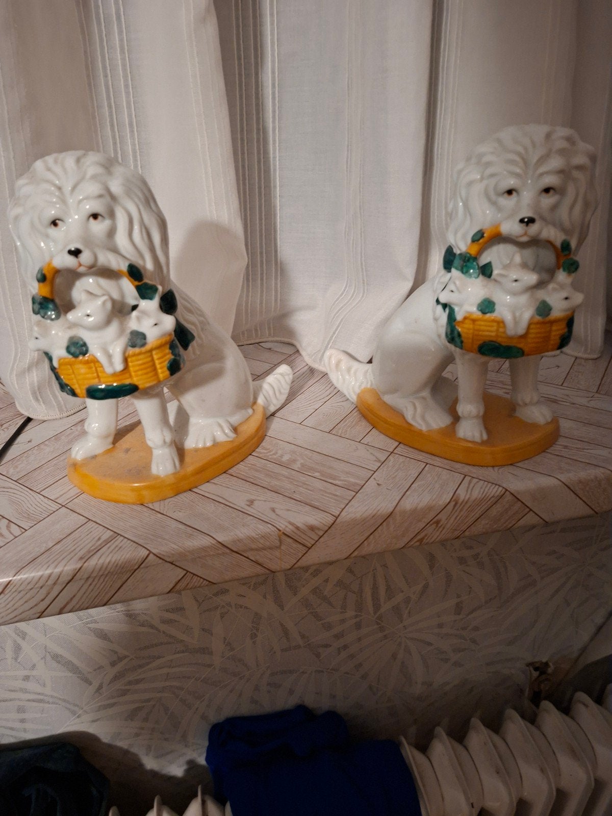 Vintage porseleinen hondenbeeldjes met mandje, Ophalen of Verzenden