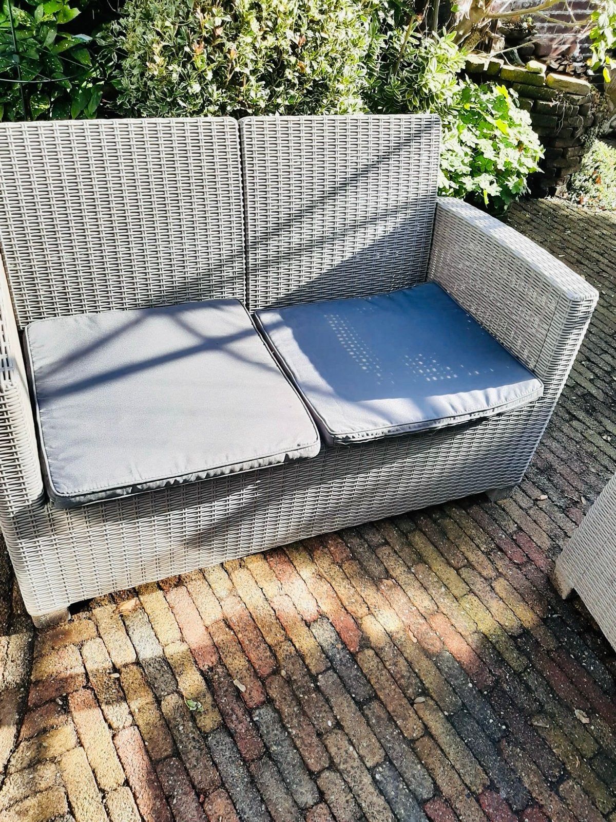 Wicker tuinset met bank en 2 stoelen, incl. grijze kussens, Tuin en Terras, Ophalen, 4 zitplaatsen, Gebruikt, Wicker