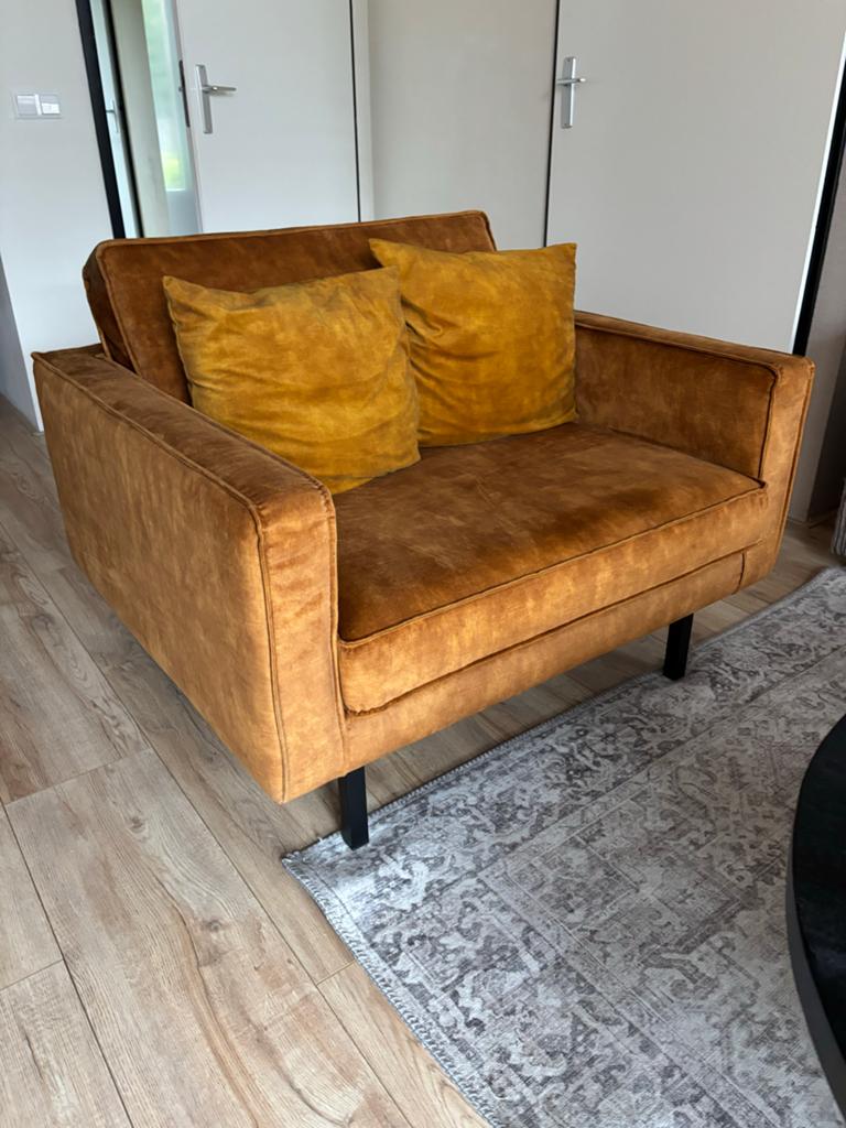 Comfortabele okergele fauteuil met fluwelen bekleding, 75 tot 100 cm, Ophalen of Verzenden, Zo goed als nieuw, 100 tot 125 cm