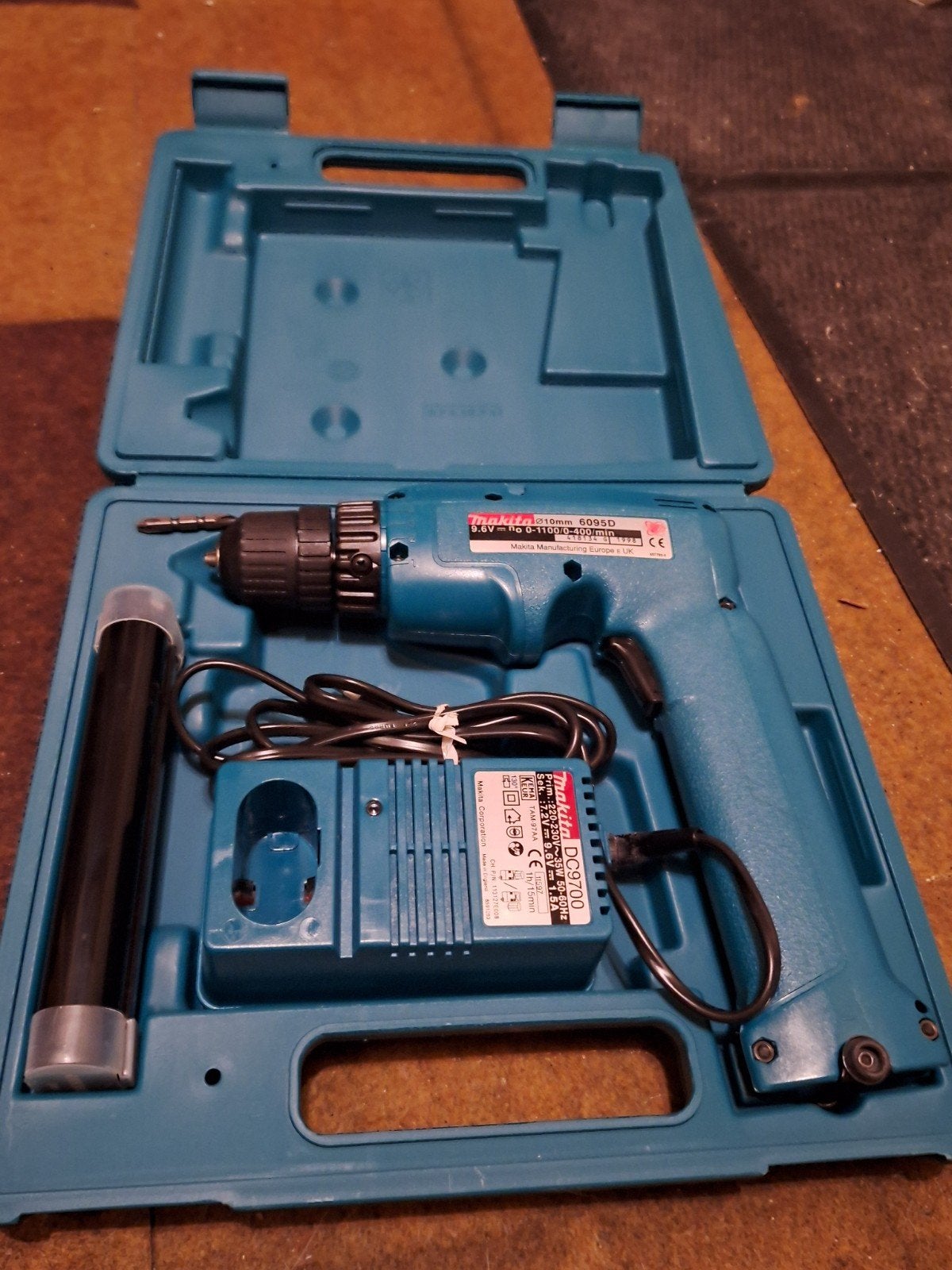 Gloed Nieuwe Makita 6095DW Accuboormachine 9.6V met Koffer, Ophalen of Verzenden, Nieuw, Minder dan 400 watt, Boor- en Schroefmachine