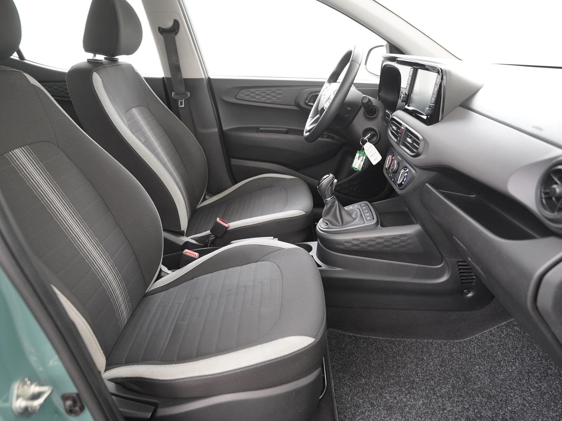 Foto 3 van Hyundai i10 1.0 Trend Automaat | Stoel & Stuurverwarming | Z