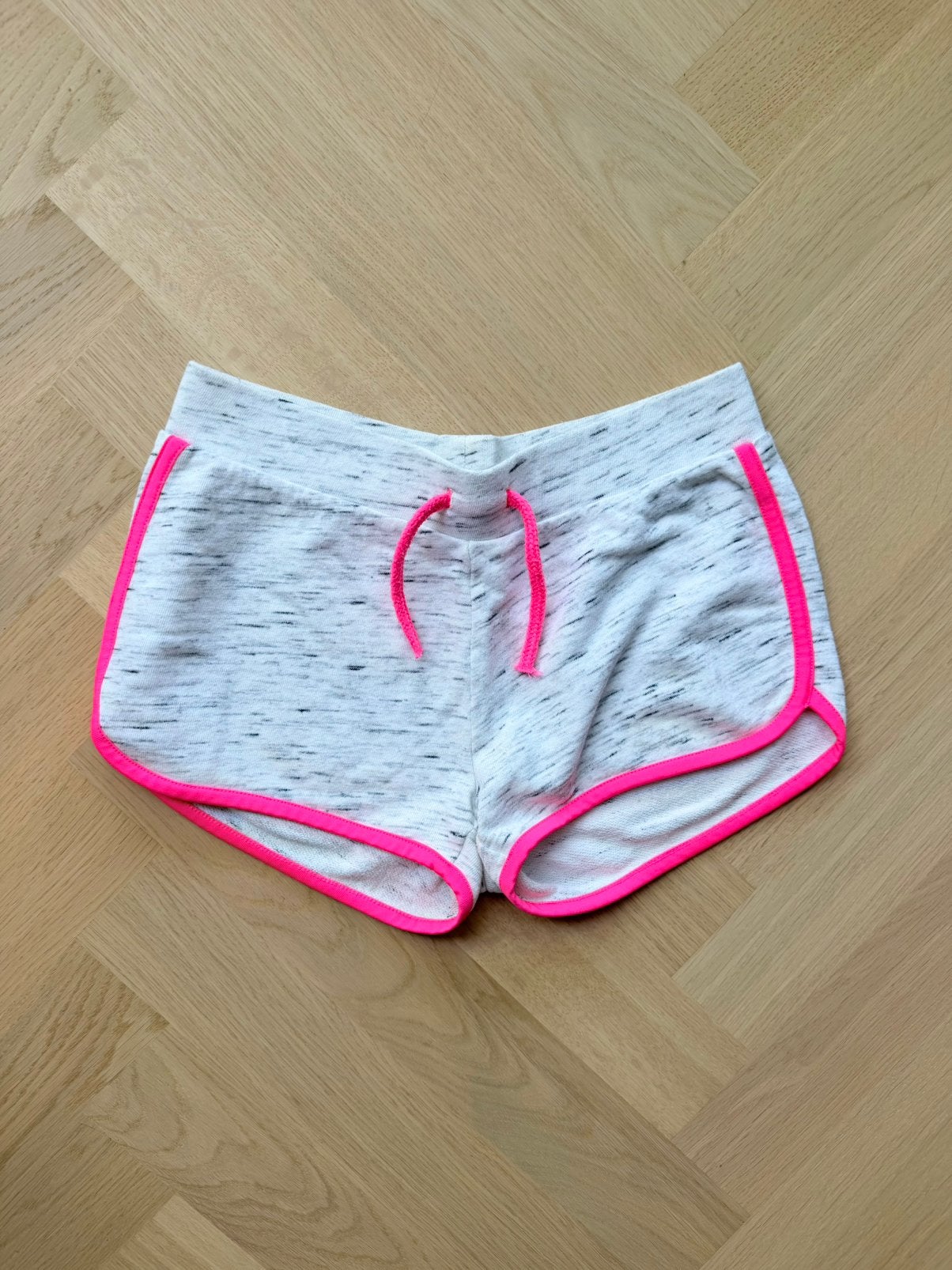 C&A Here & There grijswitte short maat 152– zgan, Ophalen of Verzenden, Zo goed als nieuw, Meisje, Broek