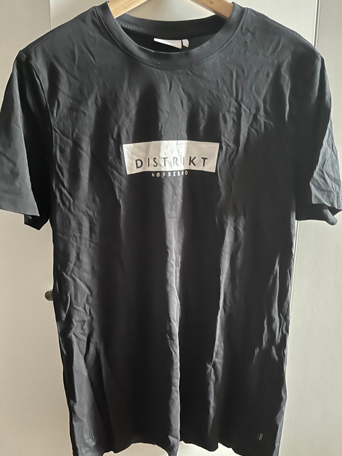 Zwart t-shirt Distrikt maat L in nieuwstaat, Maat 52/54 (L), Zwart, Ophalen of Verzenden, Zo goed als nieuw