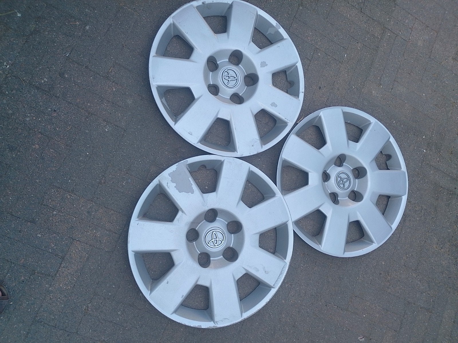 Toyota kunststof wieldoppen - set van 3, 16 inch, Auto diversen, Wieldoppen, Ophalen