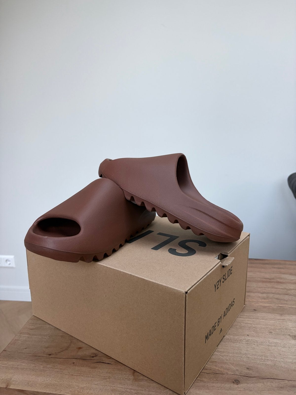 Yeezy Slide brown FZ5896 - Maat 43, Kleding | Dames, Verzenden, Nieuw, Bruin, Slippers