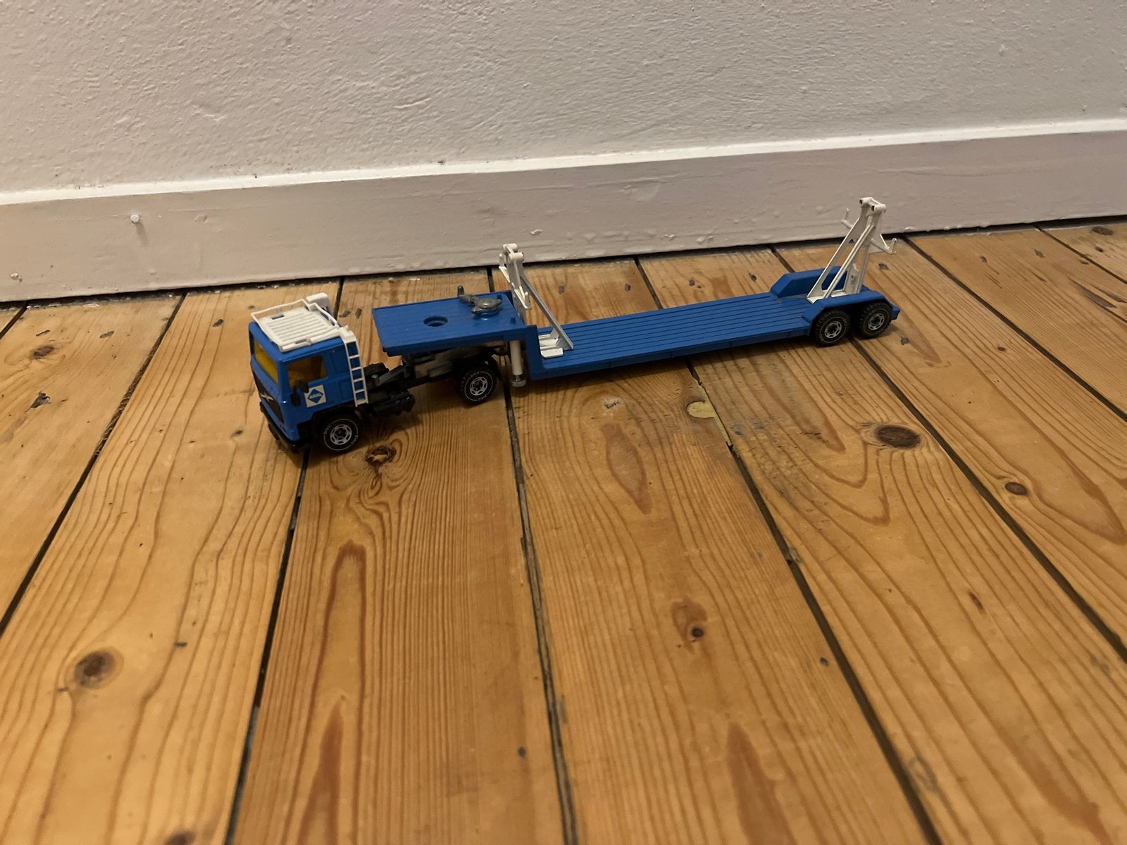 Siku Volvo vrachtwagen met dieplader, Ophalen of Verzenden, Gebruikt