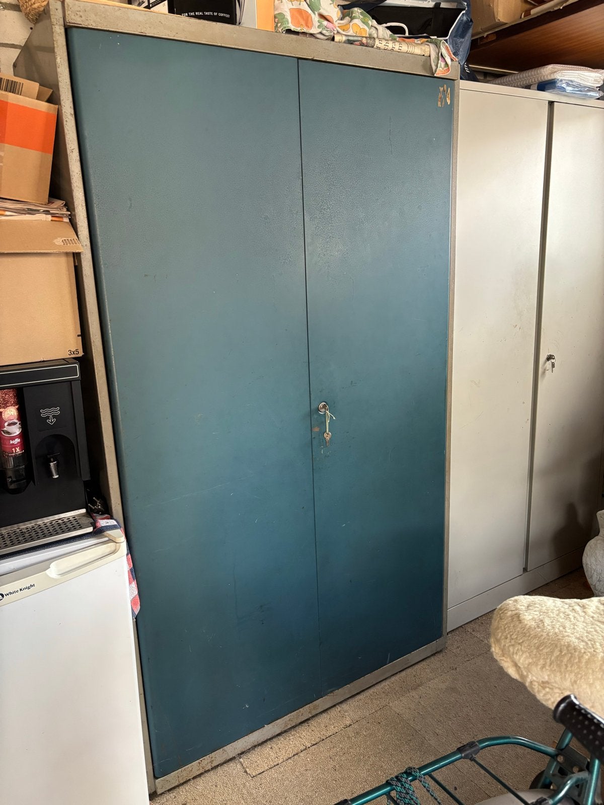 Robuuste metalen kast met twee deuren en planken, Ophalen, Gebruikt, Metaal