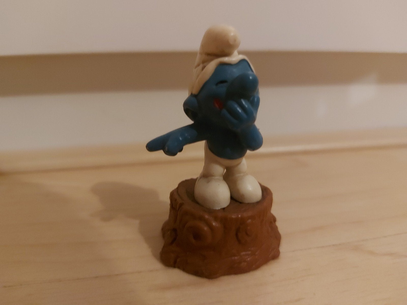 Smurfen Giechelende smurf op boomstam, Verzamelen, Smurfen, Ophalen, Zo goed als nieuw, Overige Smurfen, Poppetje, Figuurtje of Knuffel