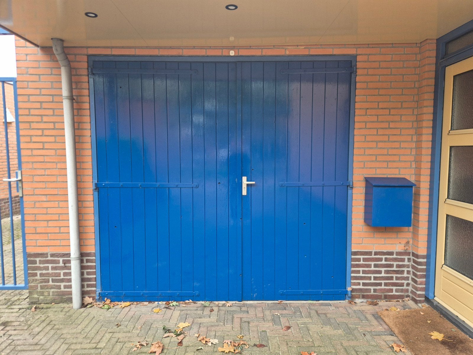 Houten garagedeur met kozijn - 250x236 cm, Doe-het-zelf en Verbouw, Ophalen, Gebruikt, Garagedeur, Hout