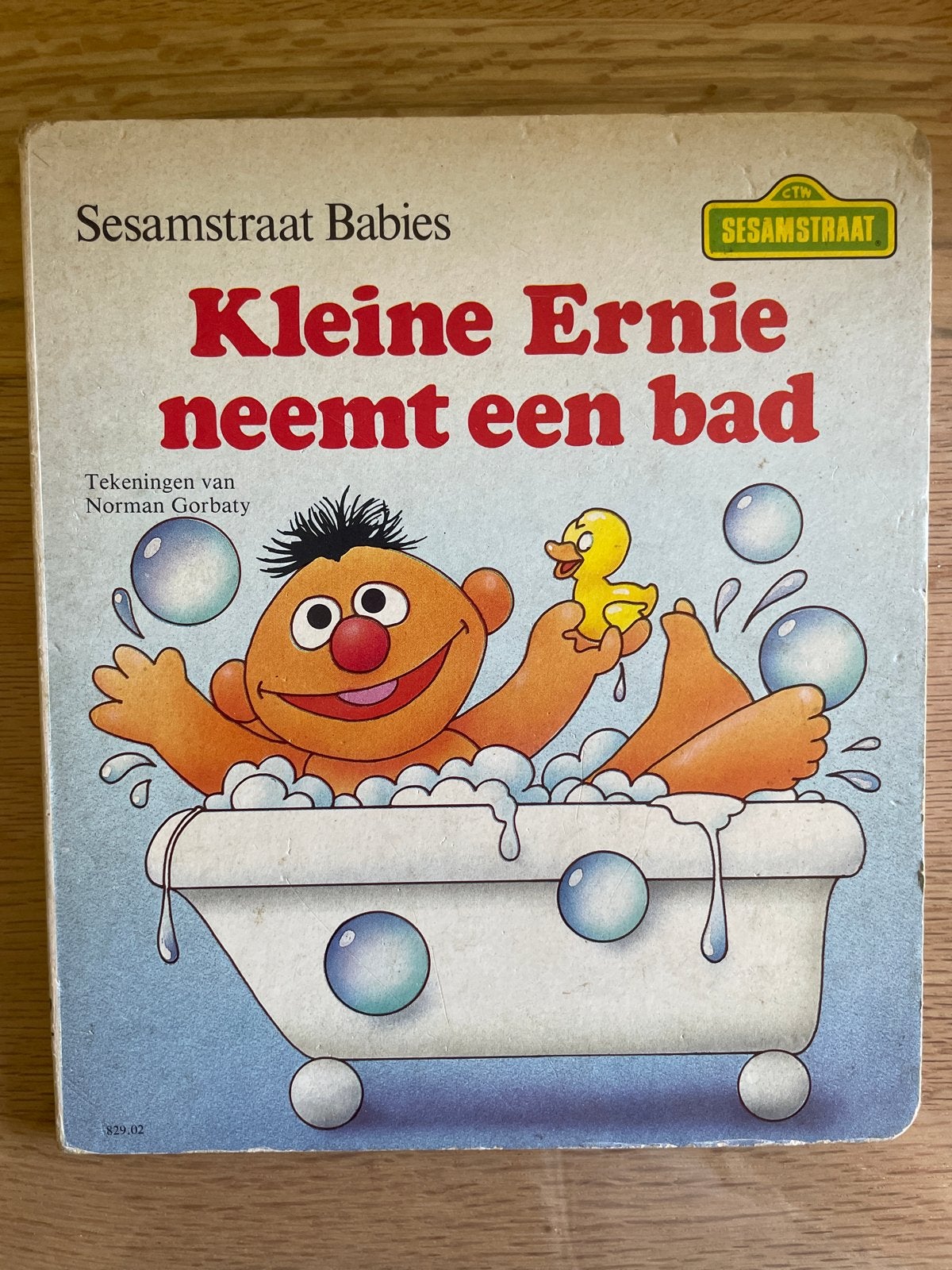 Sesamstraat Babies: Kleine Ernie neemt een bad, Boeken, Ophalen of Verzenden, Gelezen, 1 tot 2 jaar