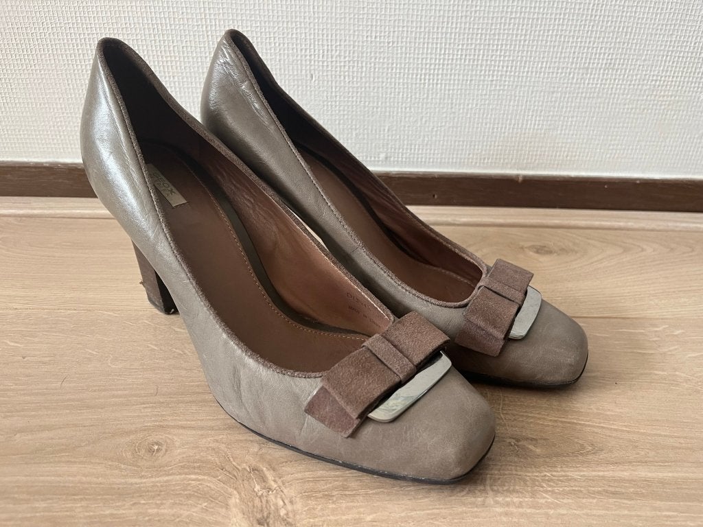 Geox bruin grijze pumps hoge hakken met strik 39, Kleding | Dames, Geox, Pumps, Bruin, Ophalen of Verzenden