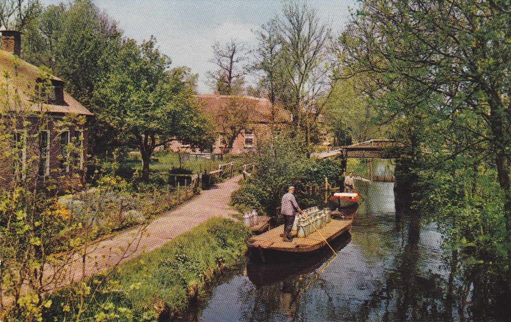 Giethoorn. Ansichtkaart Giethoorn: Melkvervoer per boot, Verzenden, 1960 tot 1980, Ongelopen, Overijssel