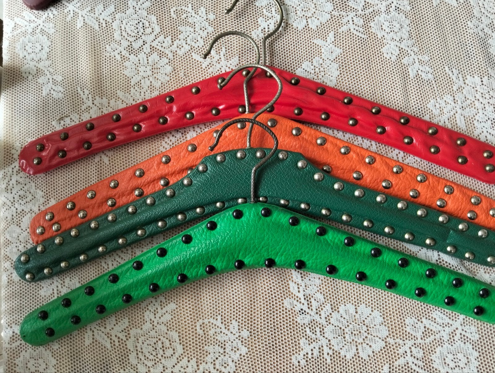 set van vier kleurige vintage kledinghangers, Ophalen