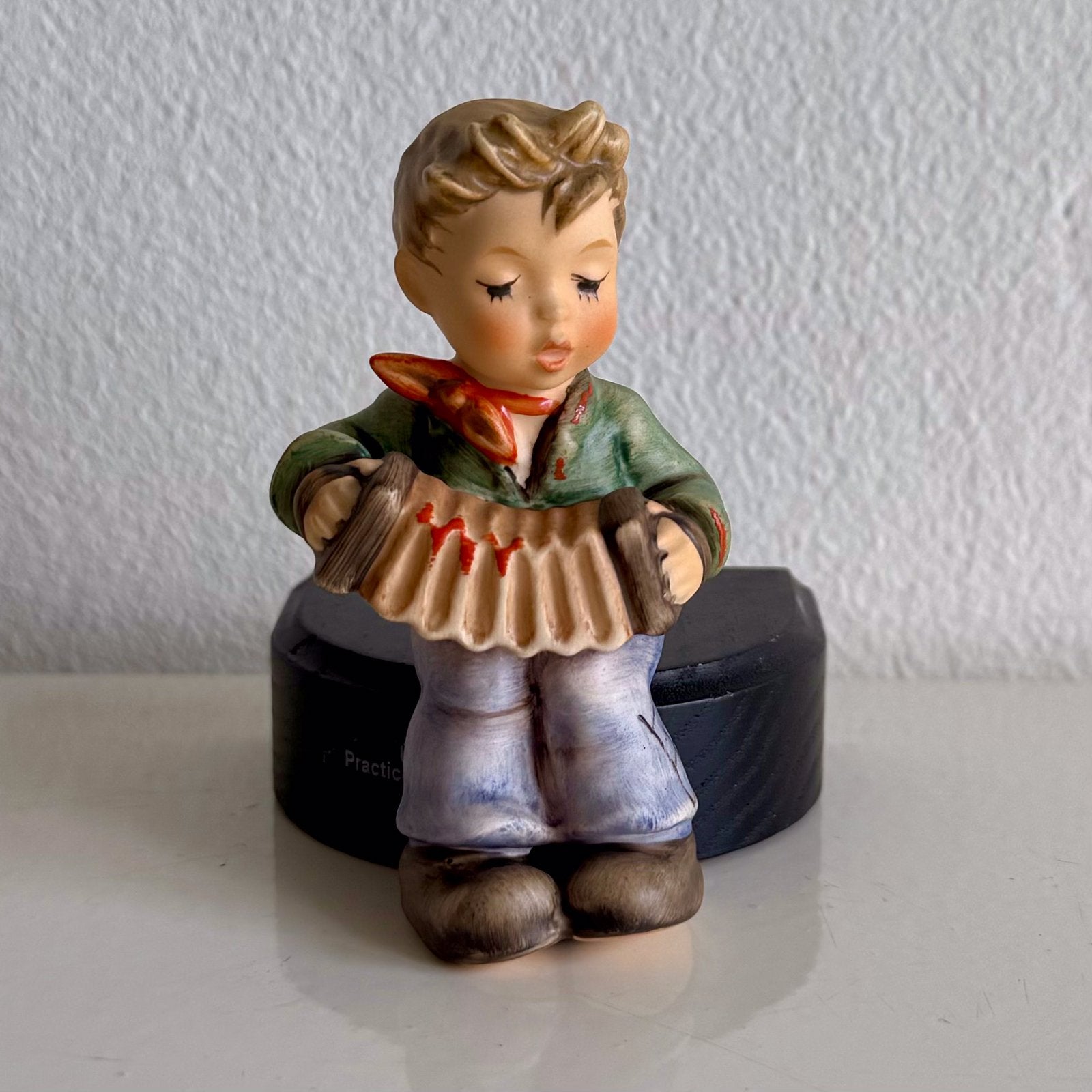 Hummel 771 2/0, practice makes perfect, boy, nieuwstaat, Ophalen of Verzenden, Zo goed als nieuw, Hummel
