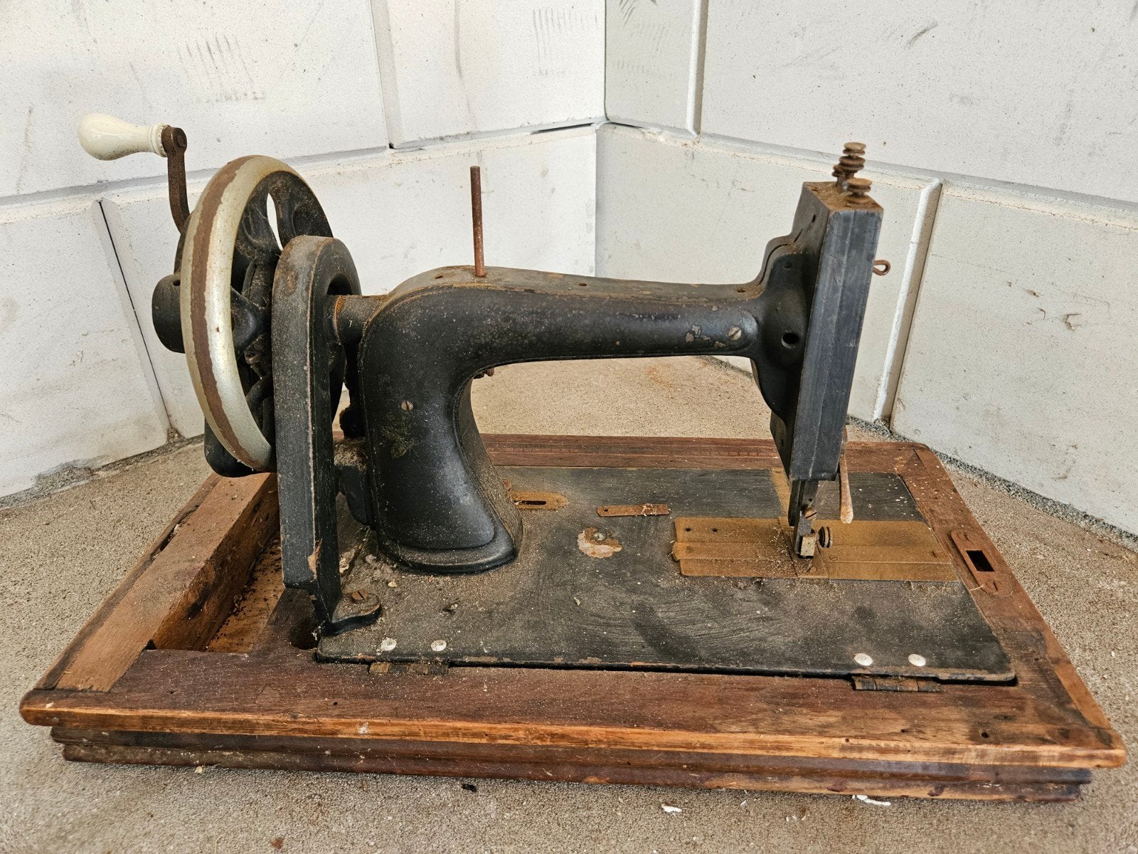 Antieke "Kohlenäh Maschinen Fabrik" naaimachine, Ophalen