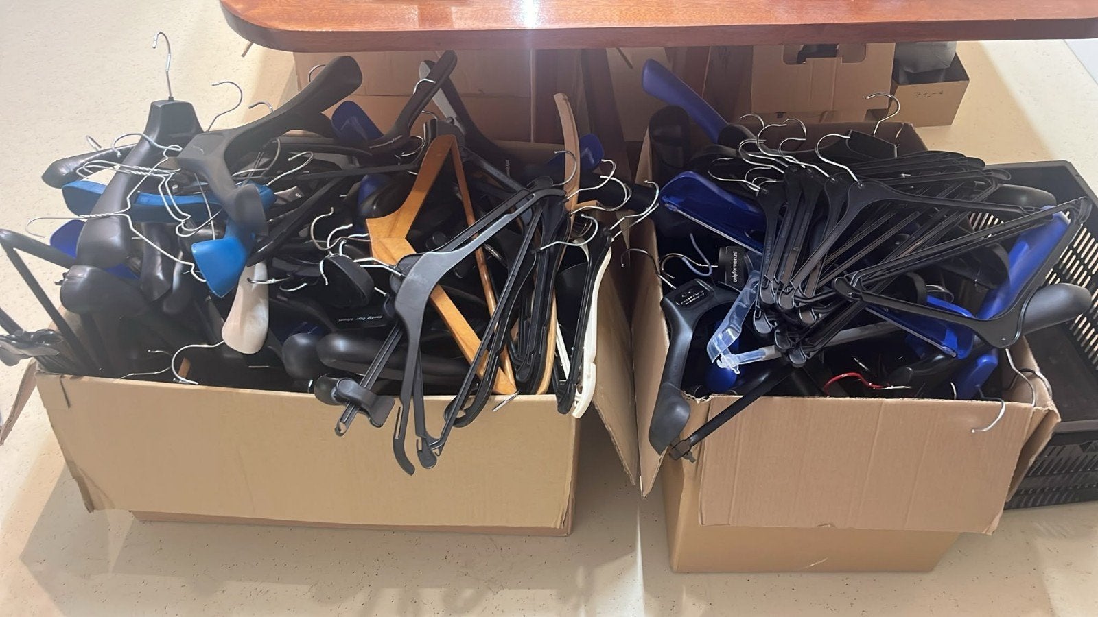 Gratis kleerhangers, Ophalen, Hout