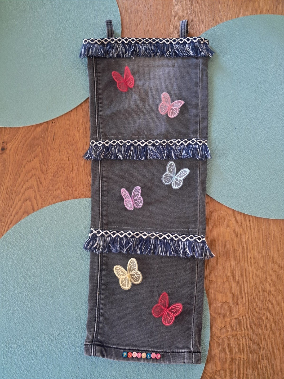 Wandorganizer van gerecycled denim met vlinders, Gebruikt, Meerkleurig, Overige stijlen, Ophalen of Verzenden