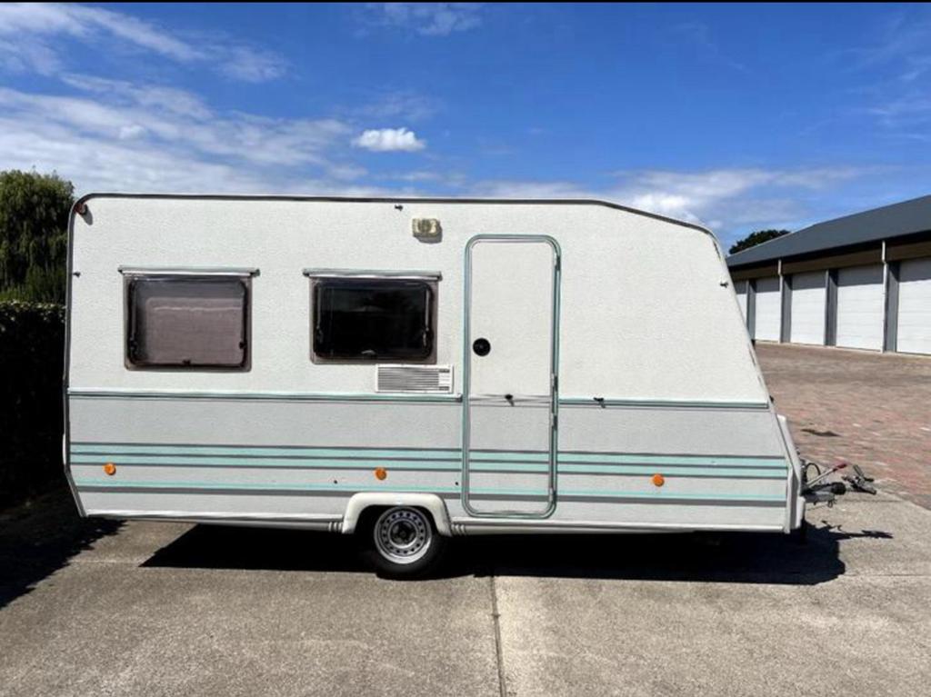 Leuke opgeknapte caravan in goede staat!, Caravans en Kamperen, Caravans, Overige merken, Treinzit, Uitbouw voortent, Particulier