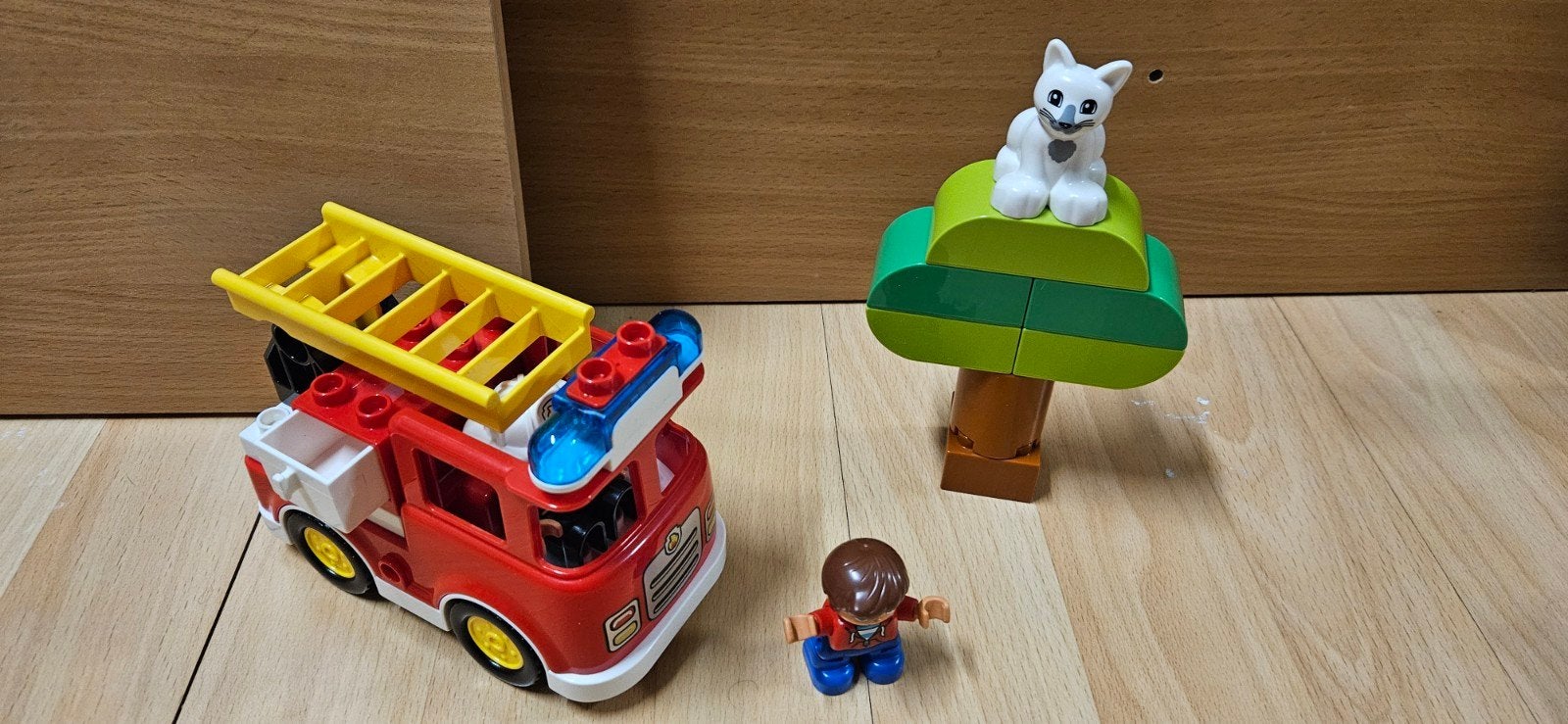 Lego Duplo Brandweertruck 10901 met brandweerman en kat, Kinderen en Baby's, Overige thema's, Ophalen of Verzenden, Zo goed als nieuw