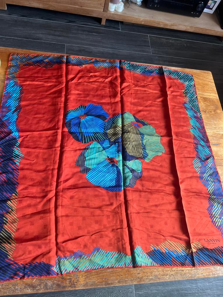 Zijden sjaal Lanvin, Verzenden, Gedragen