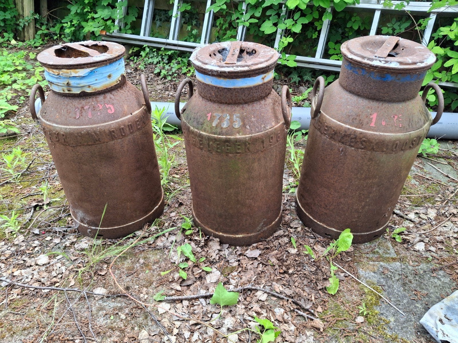 3 oude roestige melkbussen - decoratie, Ophalen