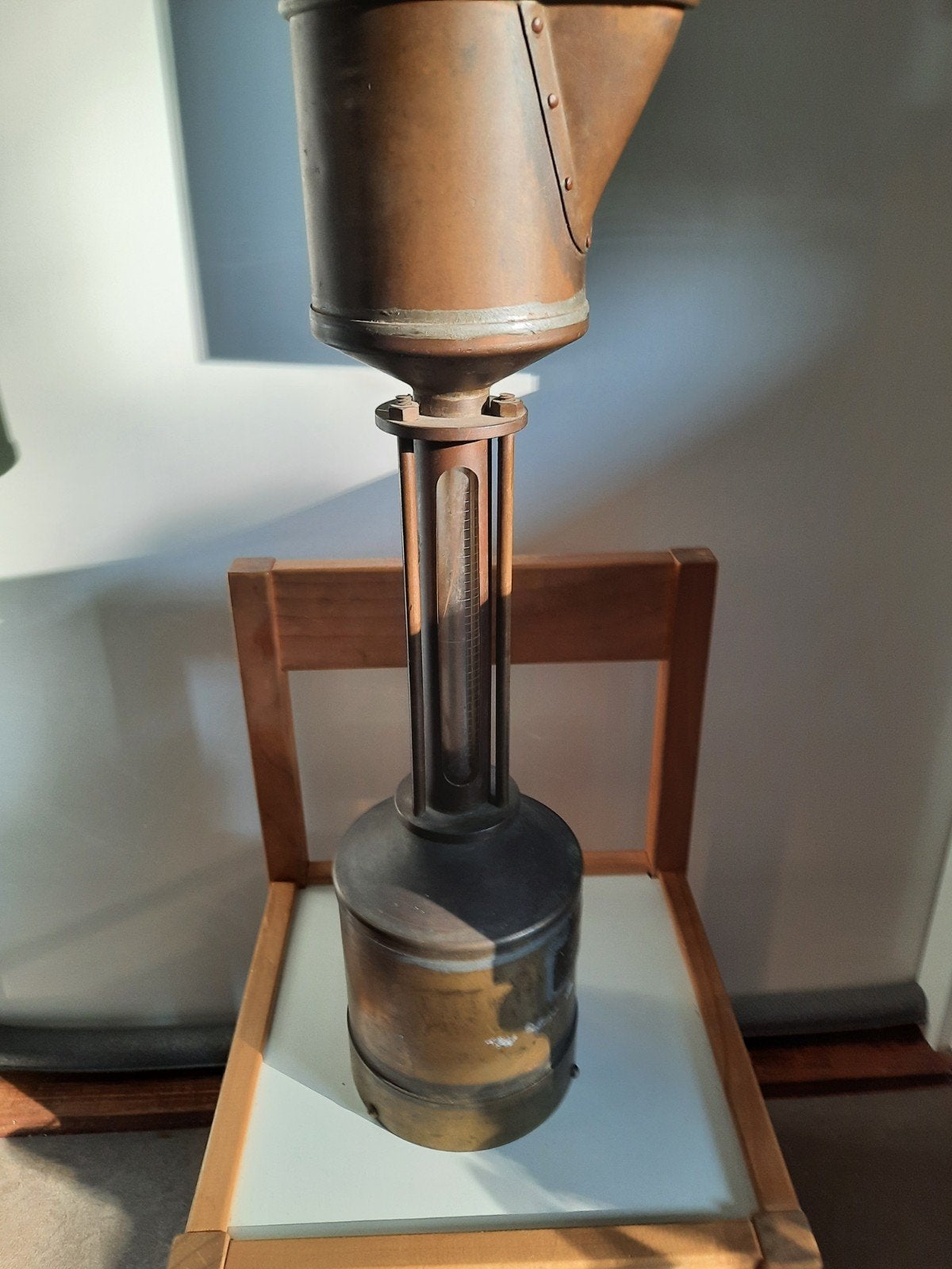 antieke oliedruppelaar met peilglas ., Ophalen