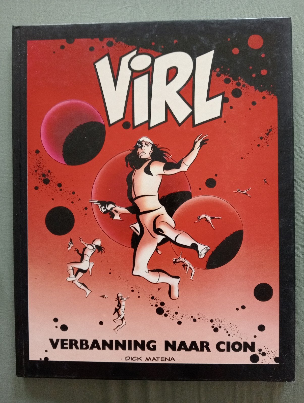 Virl: Verbanning naar Cion -Hardcover in zeer redelijke sta, Eén stripboek, Ophalen of Verzenden, Gelezen, Dick Matena