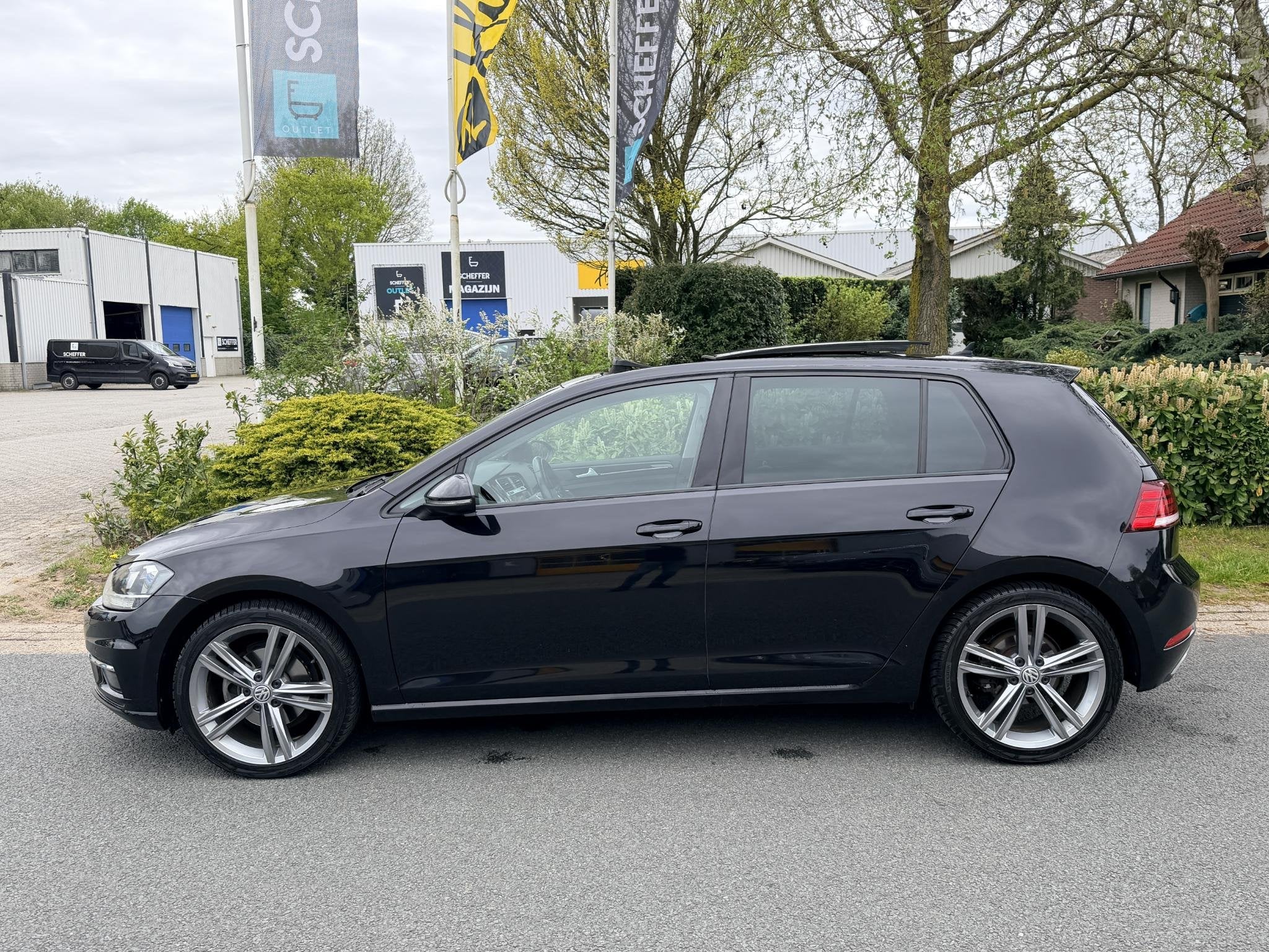 Volkswagen Golf 1.5 TSI DSG 150PK R-Line•Pano•Navi•Cam, Auto's, 4 cilinders, 150 pk, Zwart, Bedrijf