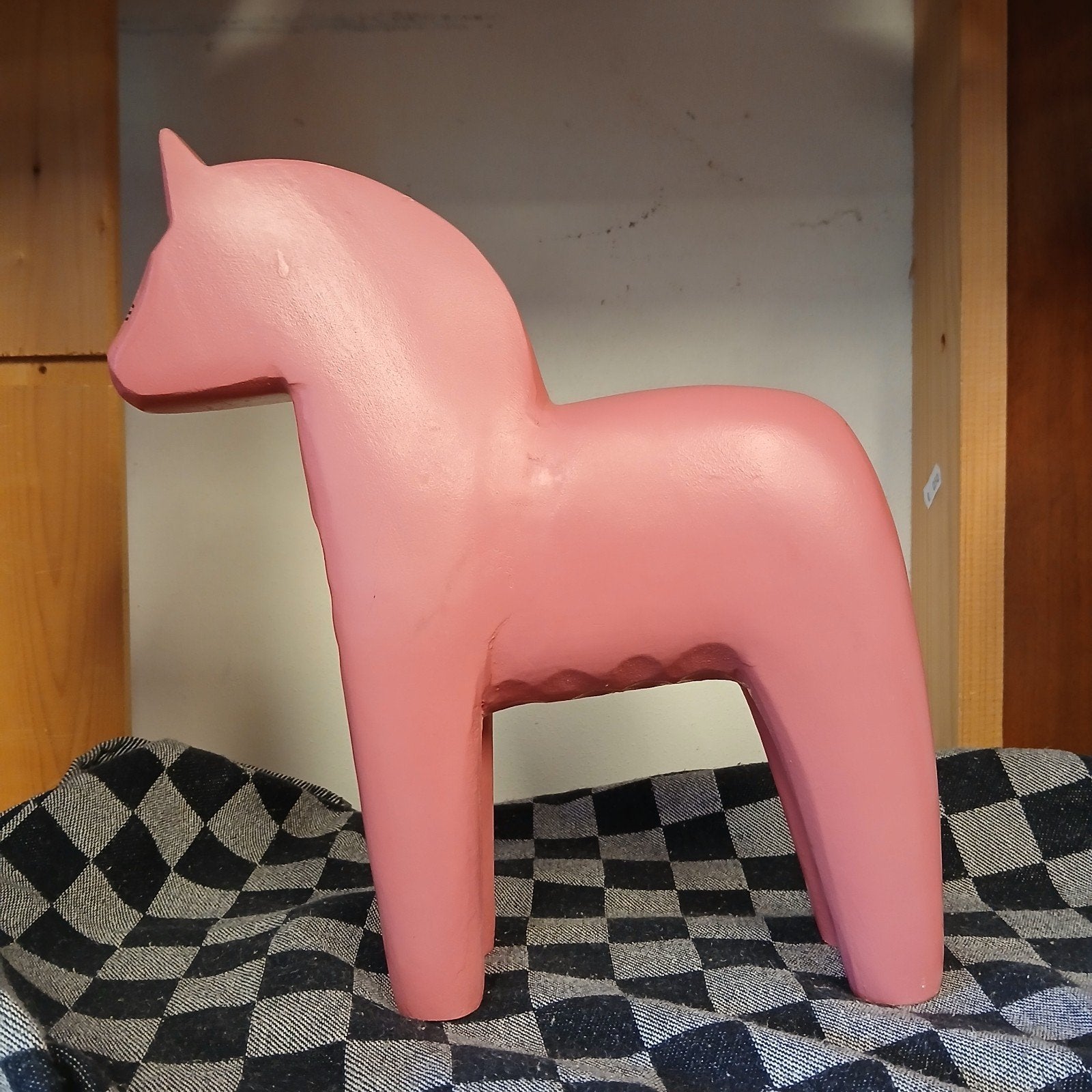 Roze Dala paardje - Houten beeldje, Ophalen of Verzenden, Gebruikt, Paard, Beeldje of Figuurtje