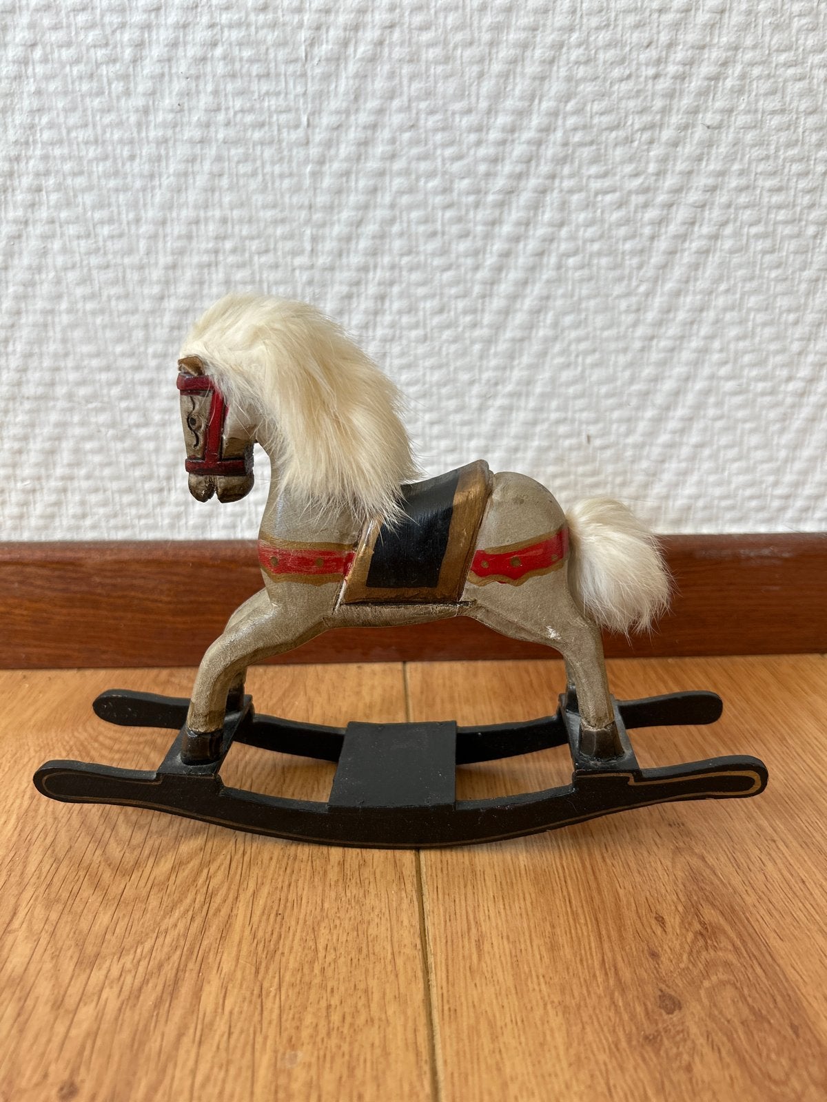 Vintage houten gesneden hobbelpaardje met echt haar, Antiek en Kunst, Ophalen of Verzenden