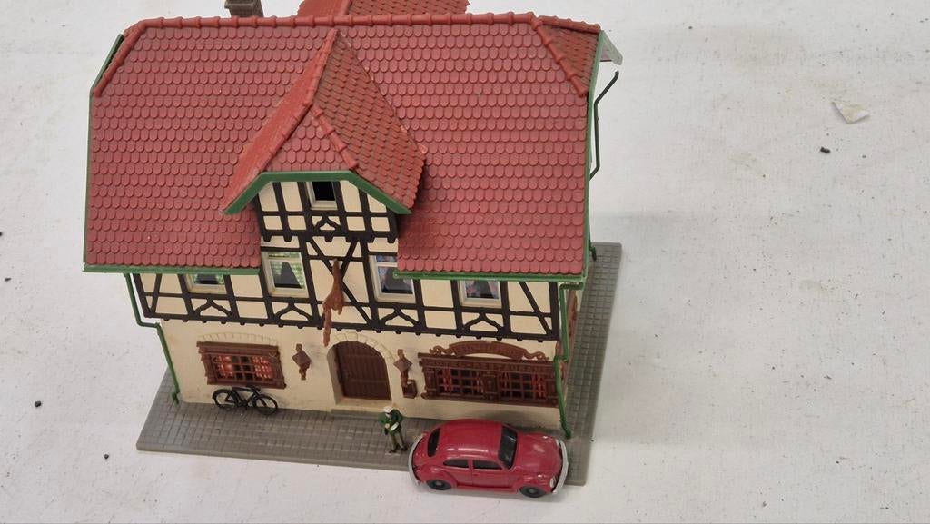 Heel erg leuk hotel mit VW kever und polizei te koop, Hobby en Vrije tijd, Modeltreinen | H0, Ophalen of Verzenden, Gelijkstroom of Wisselstroom