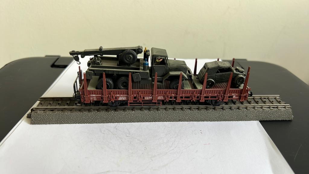 Märklin wagon met leger voertuigen trein jeep kubel vw, Wisselstroom, Gebruikt, Wagon, Ophalen of Verzenden