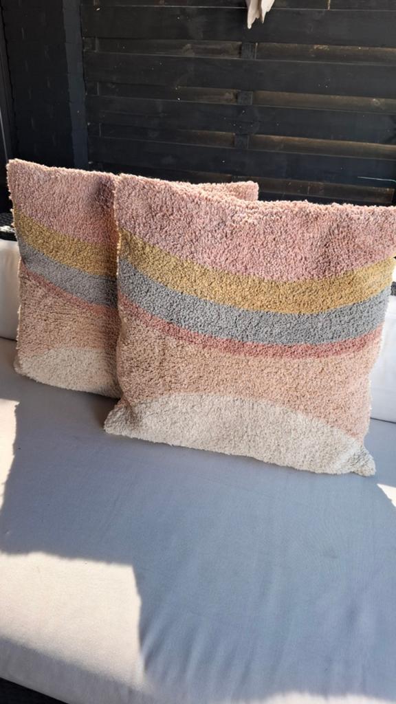 Twee gekleurde kussens Kussoo, Huis en Inrichting, Woonaccessoires | Kussens, Ophalen of Verzenden, Zo goed als nieuw, Vierkant
