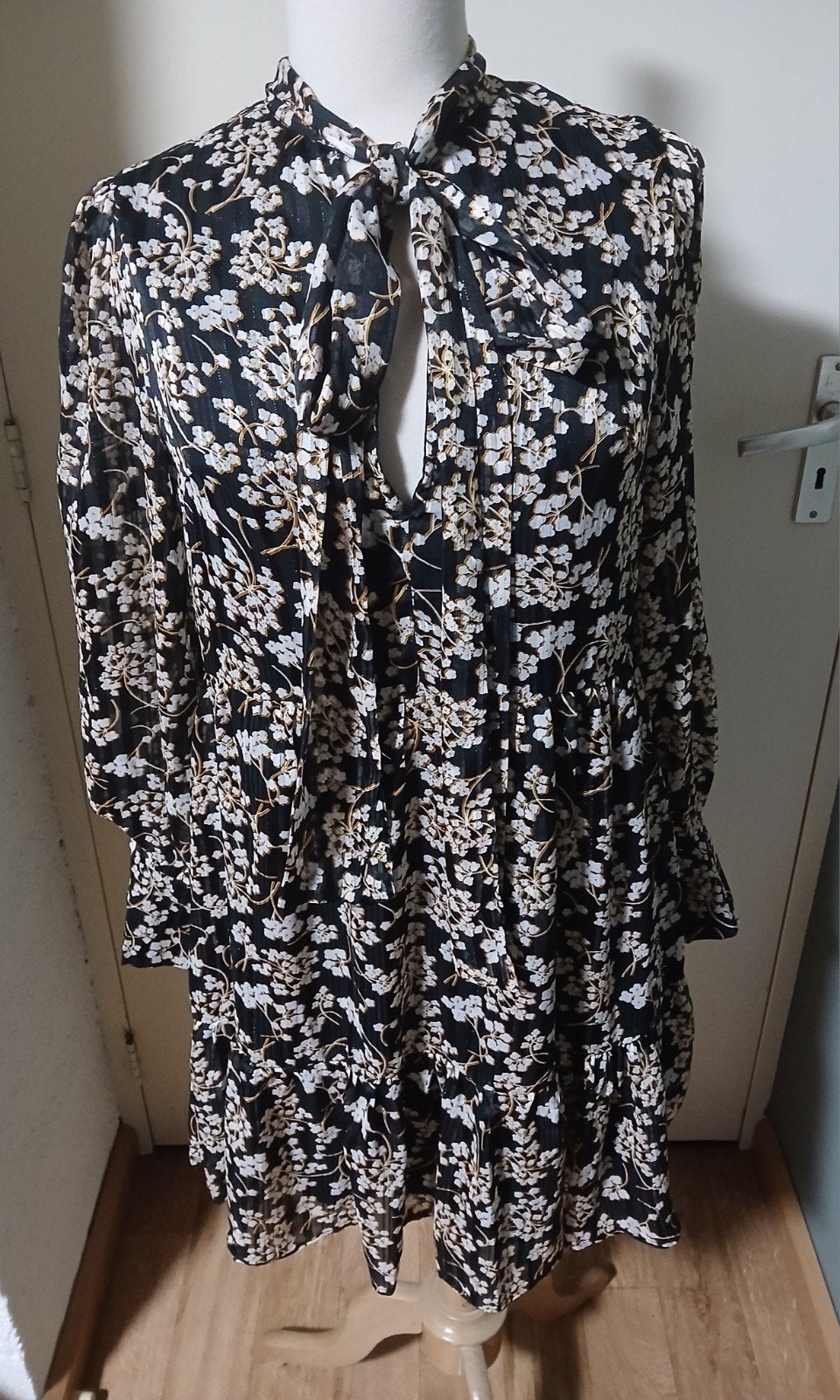 Dames jurk - (glanzend) zwart met bloemen print - Maat M/L, Maat 38/40 (M), Jus de pom, Zwart, Nieuw