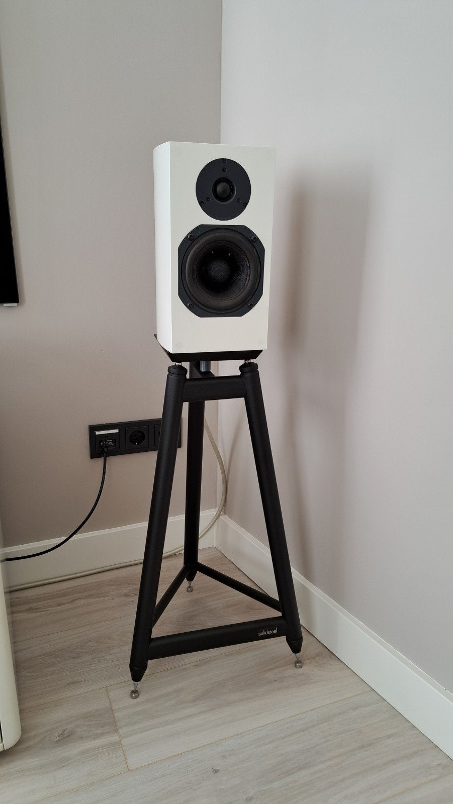 ATC scm 7 luidsprekers + solidsteel ss6 stands, Zo goed als nieuw, 60 tot 120 watt, Front, Rear of Stereo speakers, Ophalen