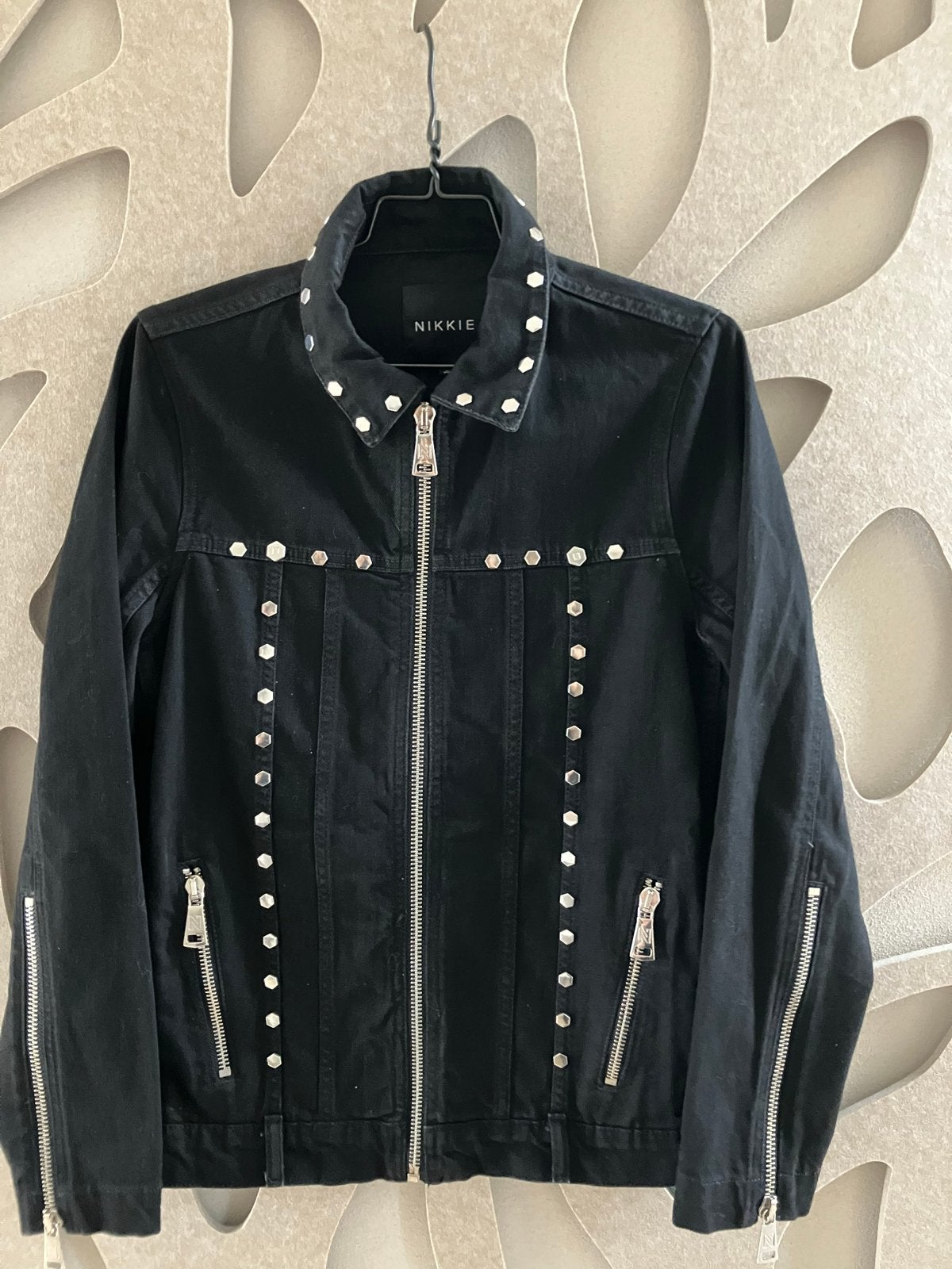 Nikkie spijkerjack met studs - Maat 38 (M), Ophalen of Verzenden, Zo goed als nieuw, Maat 38/40 (M), Zwart