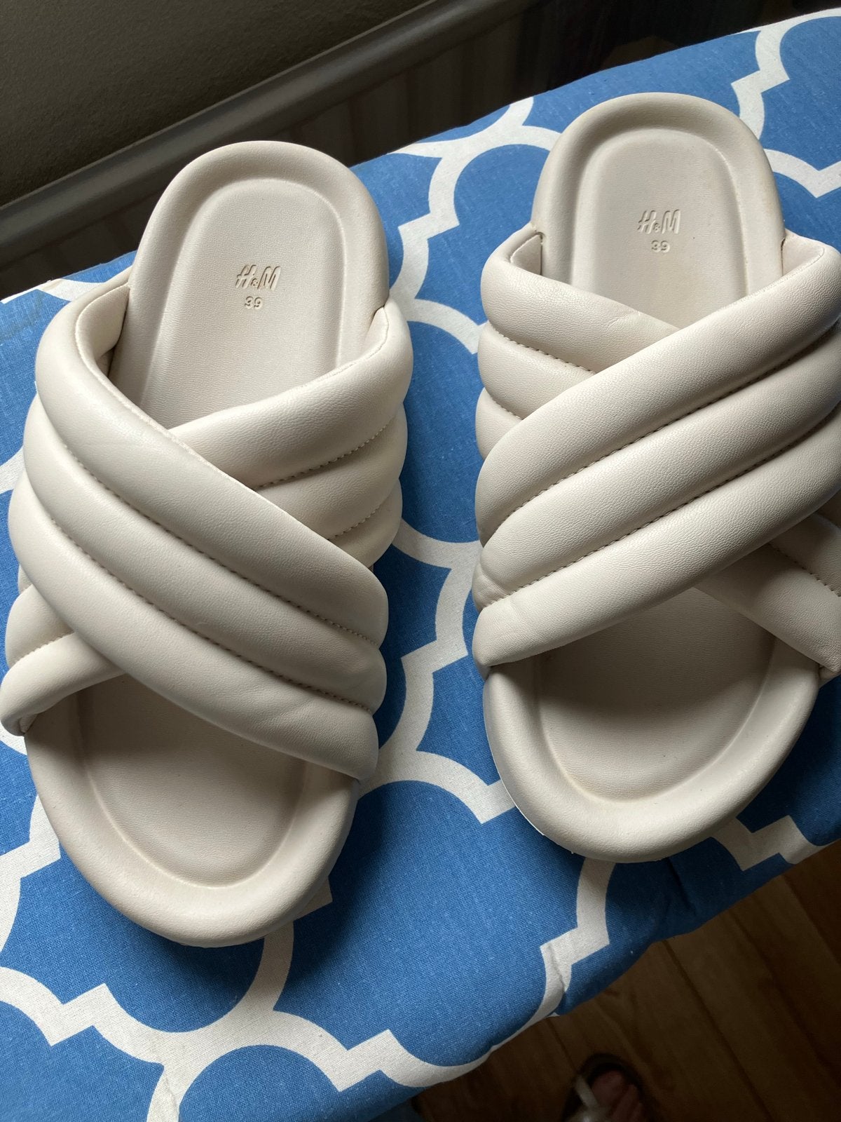 H&M Gevoerde Slippers Maat 39 - Zo goed als nieuw, Slippers, Beige, Ophalen of Verzenden, Zo goed als nieuw