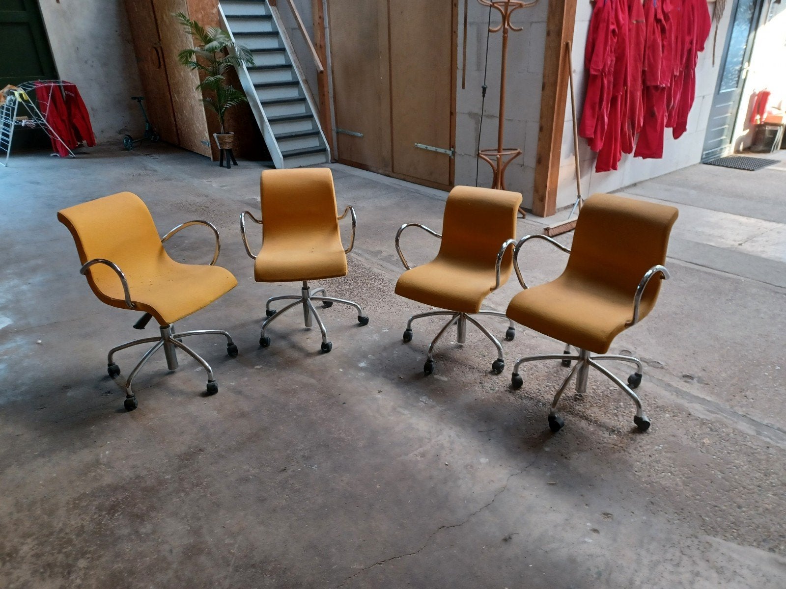 Set van 4 vintage bureaustoelen - geel/oker, Huis en Inrichting, Bureaustoelen, Ophalen