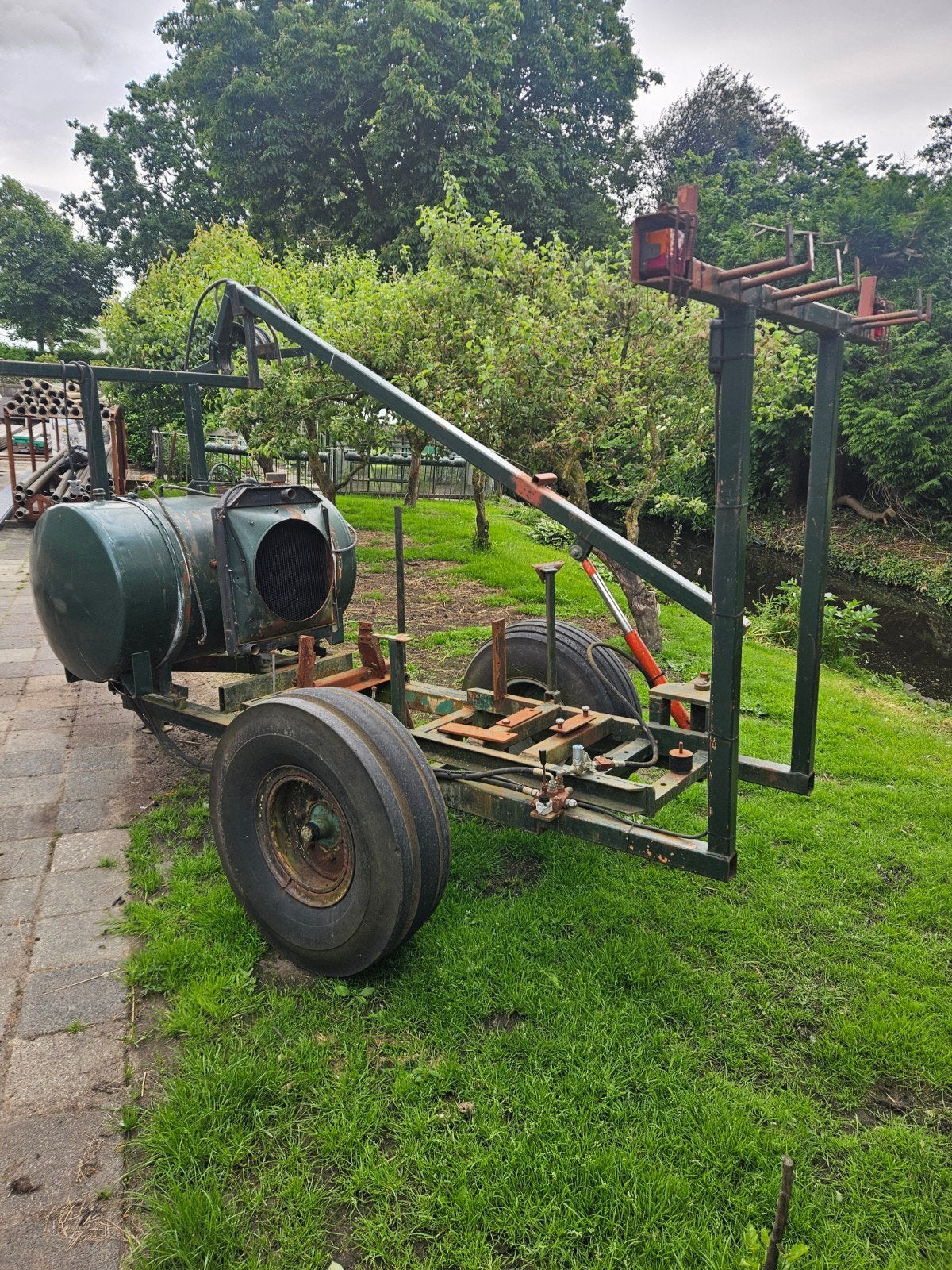 Getrokken landbouwwagen met dieseltank en hydraulische arm, Ophalen, Akkerbouw, Beregening en Drainage