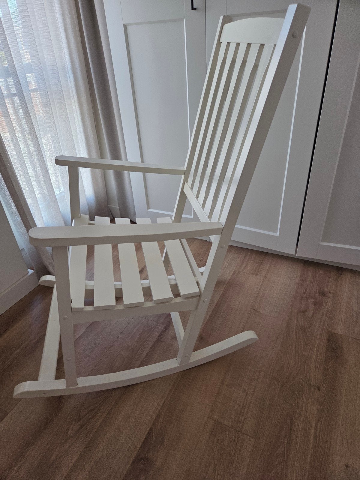 Witte houten schommelstoel, Huis en Inrichting, Ophalen, Wit, Zo goed als nieuw, Klassiek, Tijdloos